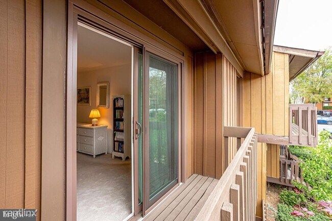 Foto del edificio - 4 br, 3.5 bath Townhome - 4460 Elan Ct
