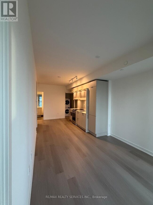 Building Photo - 448 Burnhamthorpe Rd W