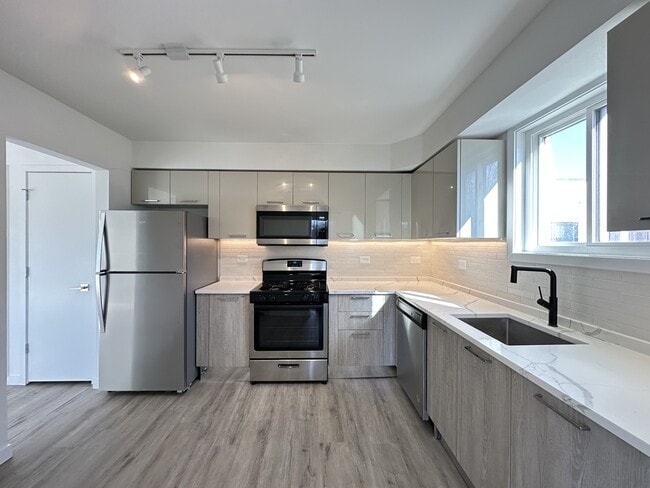 Building Photo - 7621 N Sheridan Rd