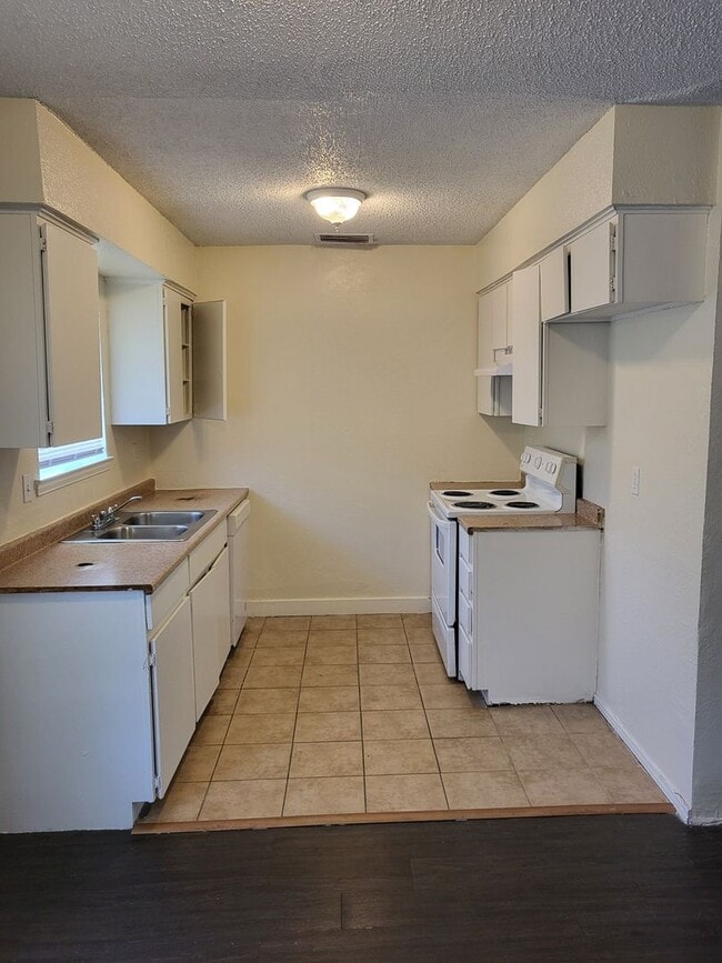 Building Photo - 1417 Laura Ln