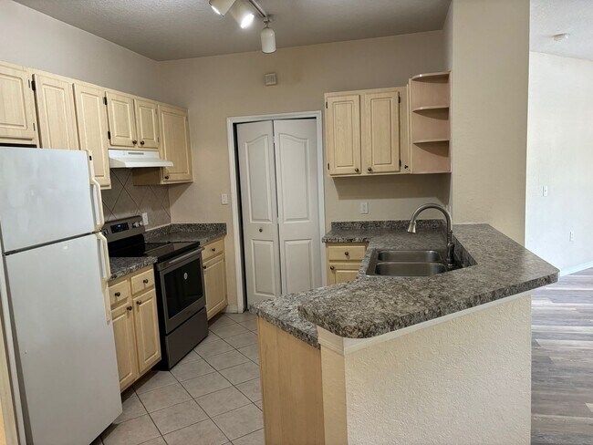 Building Photo - First-Floor Condo for Lease in Visconti, M...