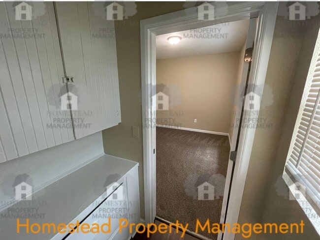 Foto del edificio - 219-219 1/2 S Monmouth Ave