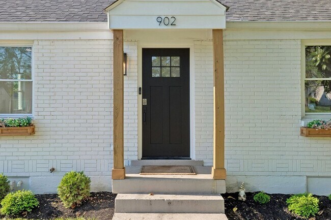 Building Photo - 902 Broadmoor Dr