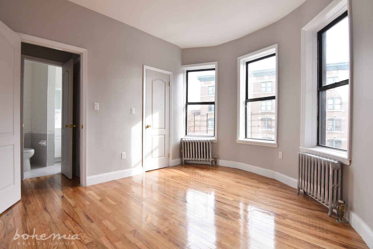 Primary Photo - 540 W 165th St