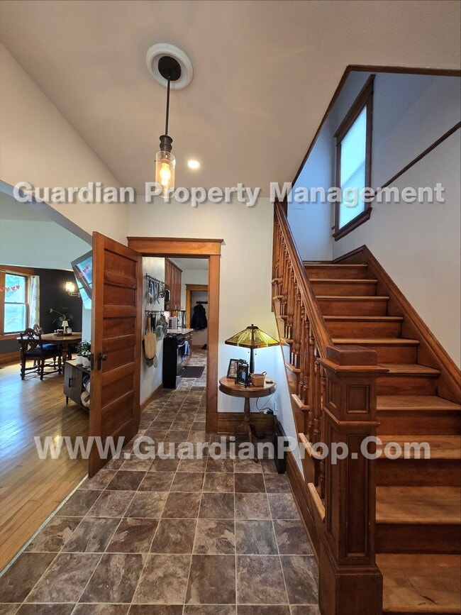 Building Photo - House Available Sep 1st, Move in special for Sep move-in! Updated Kitchen & Baths, Large Fenced Y...