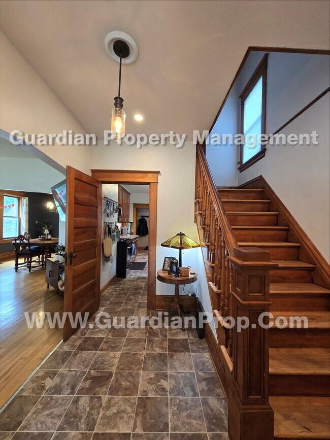 Foto del edificio - House Available Sep 1st, Move in special for Sep move-in! Updated Kitchen & Baths, Large Fenced Y...