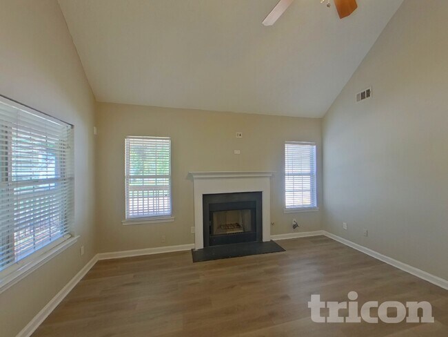 Foto del edificio - 169 Floresta Dr