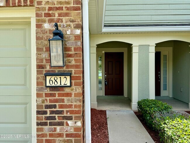 Foto del edificio - 6812 Roundleaf Dr