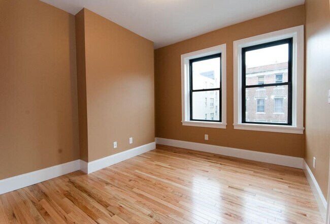 Building Photo - Renovated 5 Bed 2 Bath | Prime Location | ...