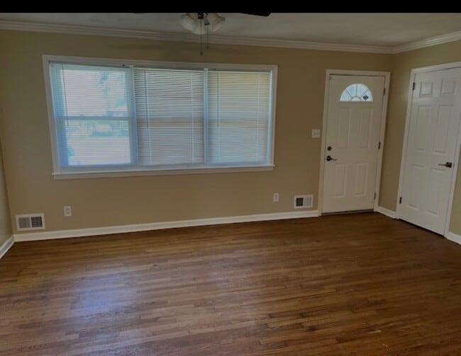 Building Photo - 1607 Hampshire Pl