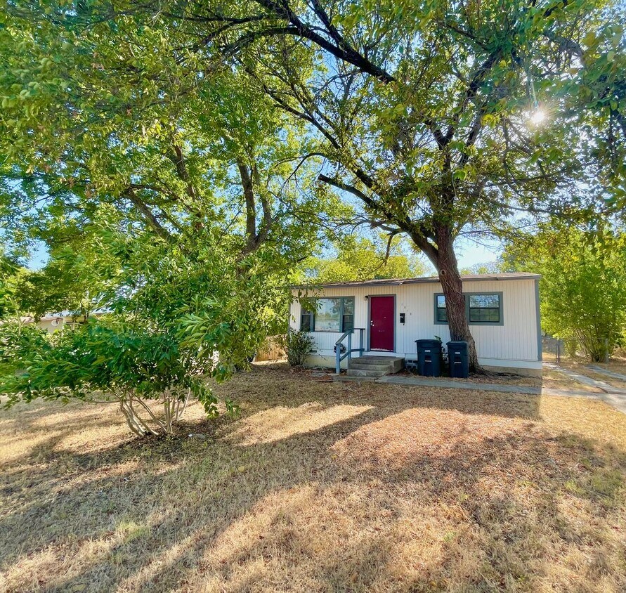 Primary Photo - Cozy 2 Bedroom 1 Bath Home