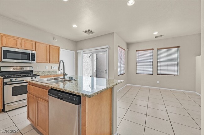 Building Photo - 6745 N Bluebell Garden St