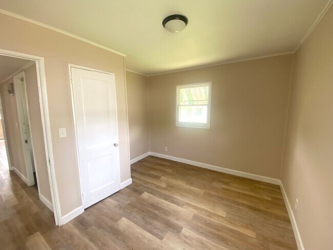 Building Photo - 3 bedroom/1 bath Home Available Now in Peo...