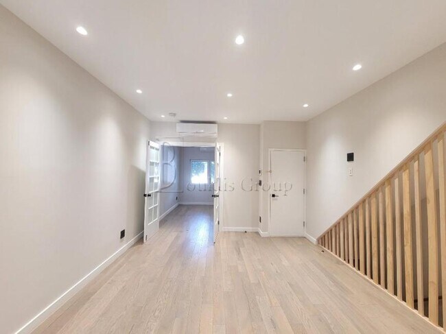 Foto del edificio - 3 bedroom in ASTORIA NY 11103