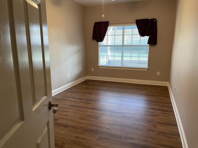 Building Photo - 222 Hemingway Loop