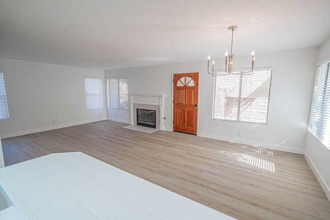 Foto del edificio - 2-Bedroom Townhouse with Community Pool & ...