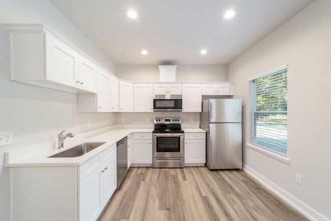 Building Photo - Built in 2024 a 2 bed 2 bath