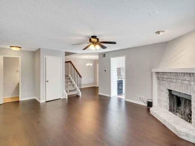 Foto del edificio - Stunning 2/2.5 Condo Near SMU!!
