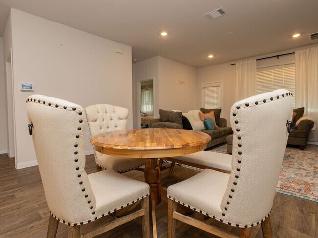 Building Photo - Spacious, Georgetown Home!