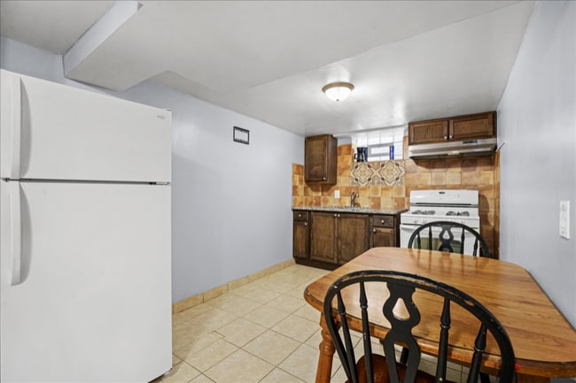Building Photo - 7820 S Sawyer Ave