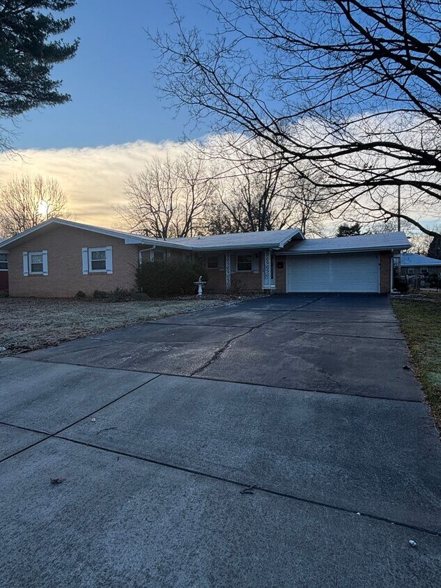 Primary Photo - Beautiful 3 bedroom 2 full bath 2 car garage