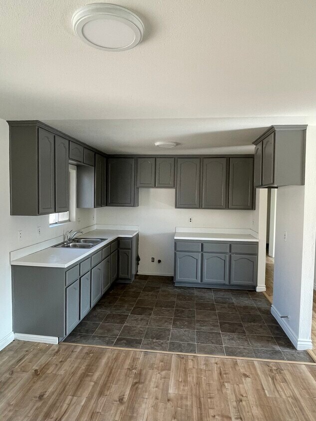 Foto principal - 10618 Wilmington Ave