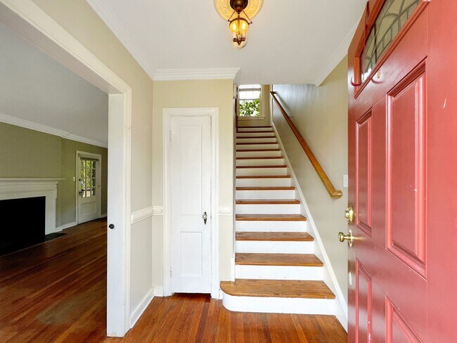 Building Photo - Charming 3-Bedroom Brick Colonial in Edgew...
