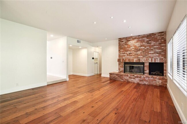 Building Photo - 25682 Nottingham Ct