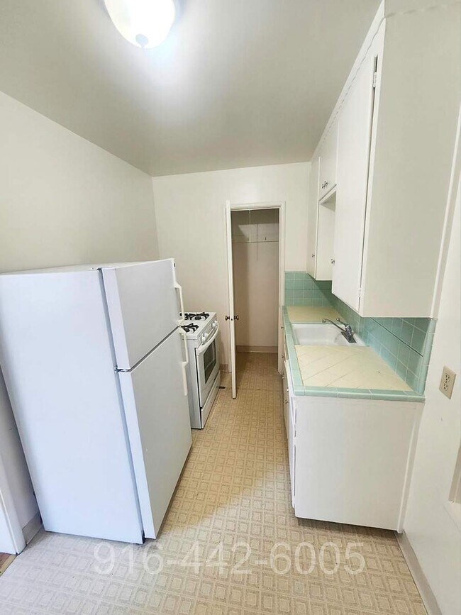 Building Photo - Kenwood Apartments 2426