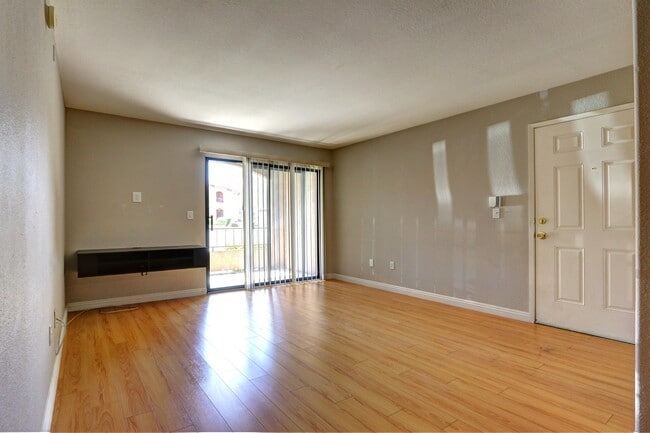 Foto del edificio - 950 Seven Hills Dr