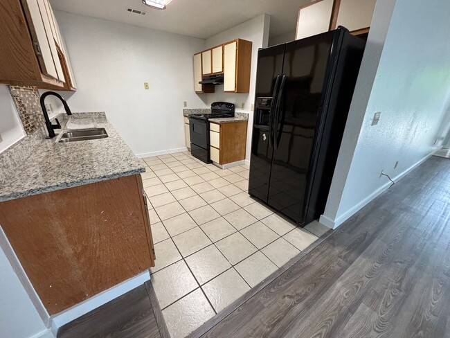 Building Photo - 2 Bedroom and 2 Bath Duplex!