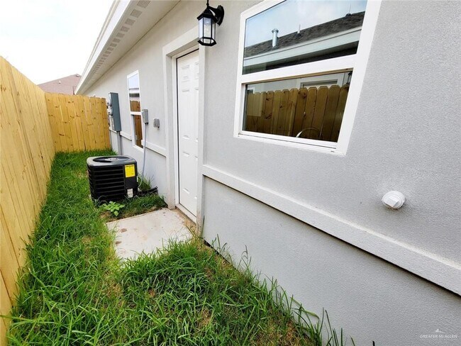 Building Photo - 15 Davenport St