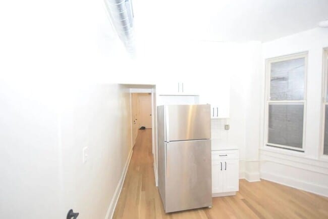 Building Photo - 1325 W 18th St