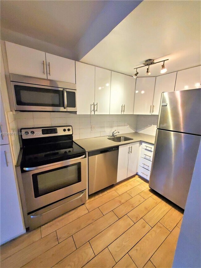 Foto del edificio - 1650 NE 115th St