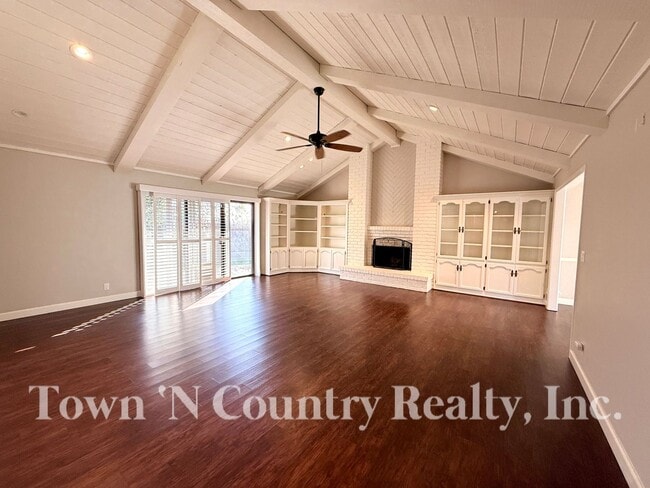 Foto del edificio - 1198 Loyola Dr