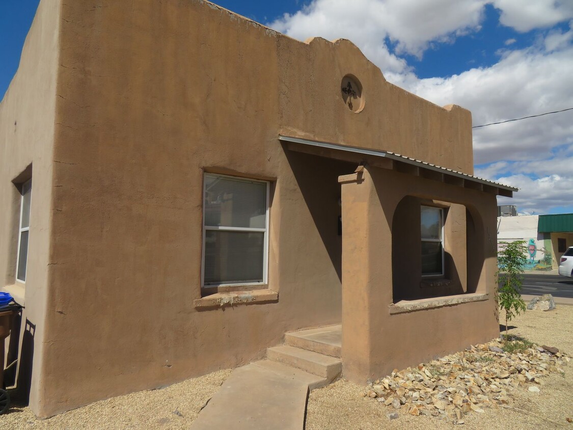 Foto principal - Clean 2 Bedrooms 1 Bath Close to NMSU