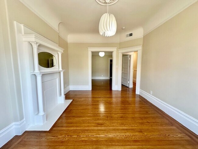 Building Photo - Charming Top Floor Sunny Edwardian
