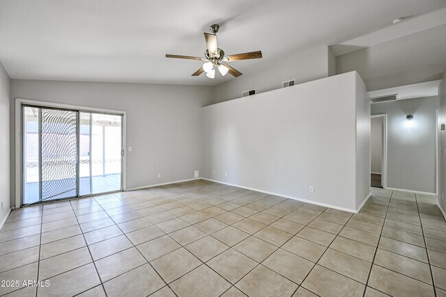 Foto del edificio - 1060 W Mesquite Ave