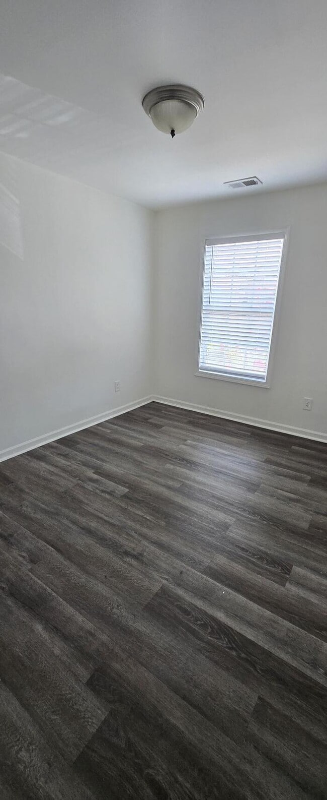 Building Photo - 3 Bedroom Townhouse
