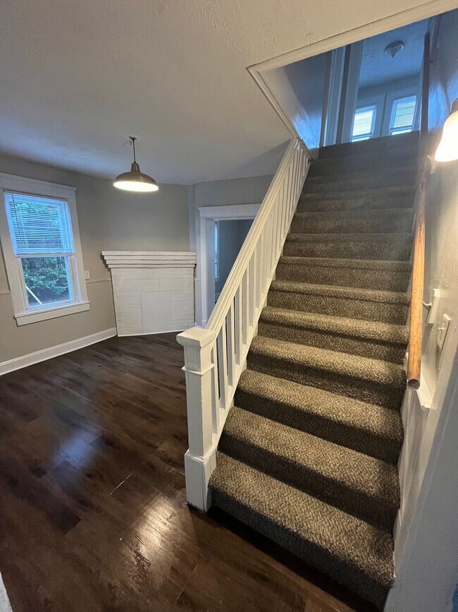 Foto del edificio - Spacious 3-Bedroom Home with Basement – Available NOW! – $1400/month