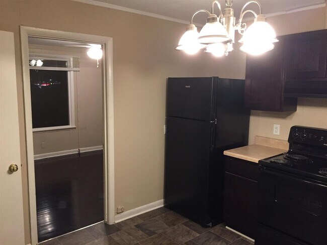 Building Photo - 4 Bedroom 2 Bath Home Available Immediately!
