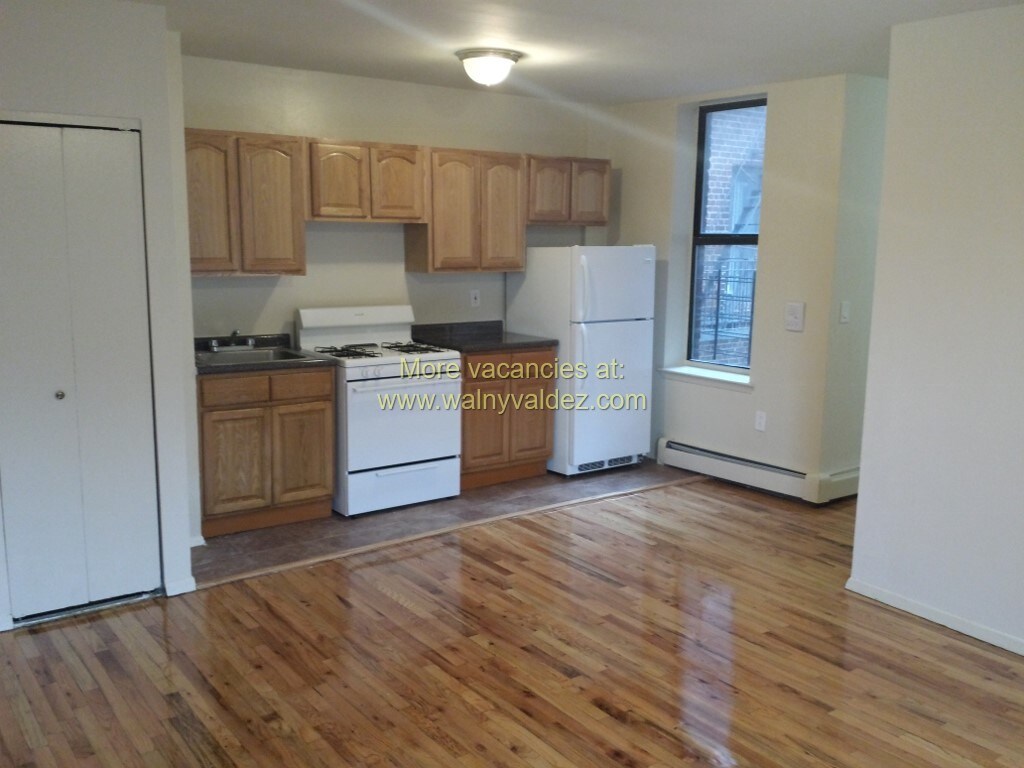 Primary Photo - 1264 Sheridan Ave