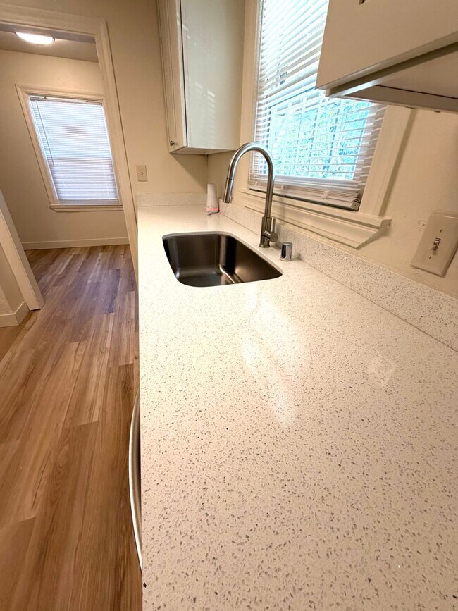Building Photo - Cozy and quaint home in South Hagginwood!