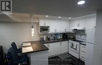 Building Photo - 90 Black Maple Crescent
