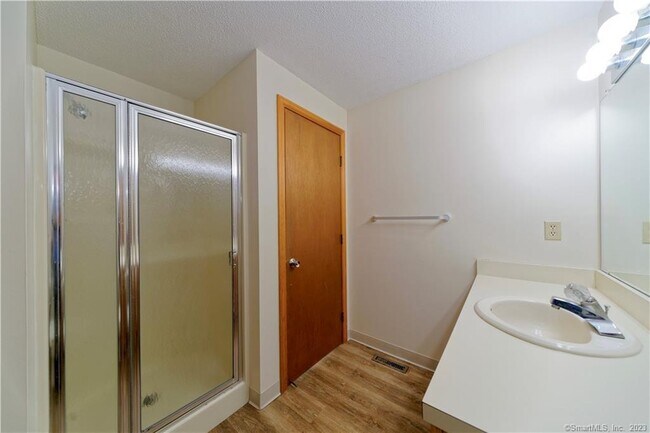 Foto del edificio - 107 Ivy Ln