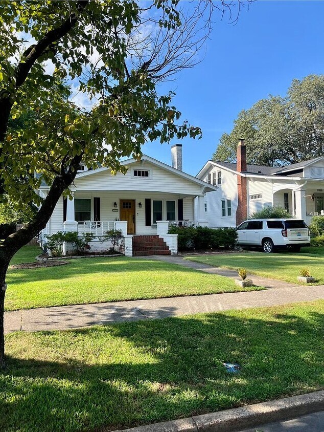 Foto principal - The West Jefferson — Furnished comfort in ...