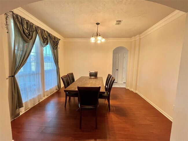Building Photo - 1803 Stoneleigh Ct