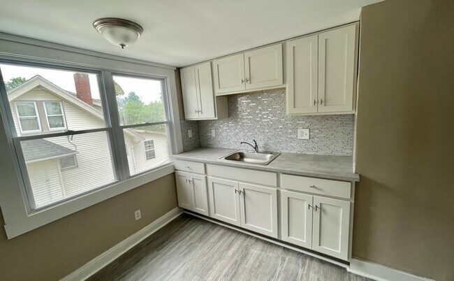 Building Photo - Cleveland Heights 1 bedroom 3rd Floor
