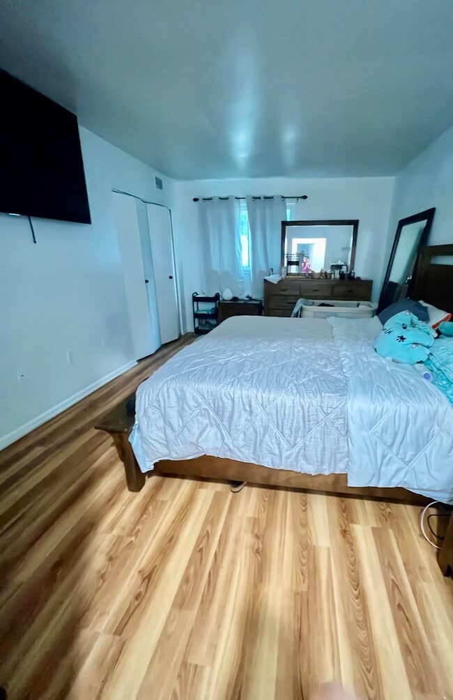 master bedroom & large walk-in closet - 9705 Kings Crown Ct