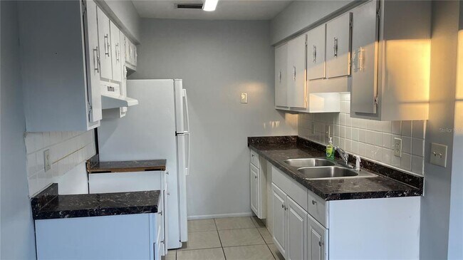 Foto del edificio - 5234 Curry Ford Rd
